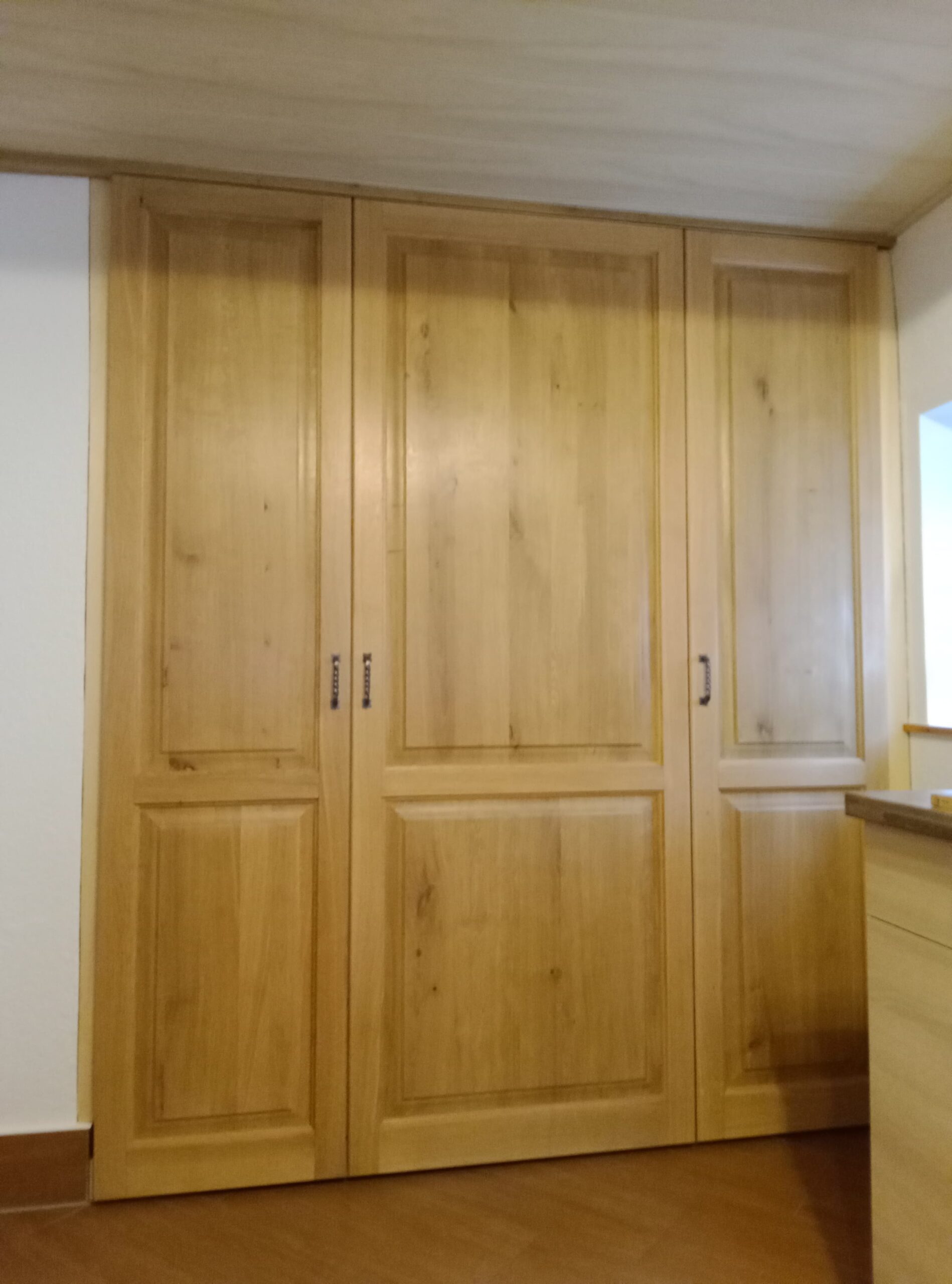 Clever versteckt, leicht erreichbar – Maßgefertigter Einbauschrank