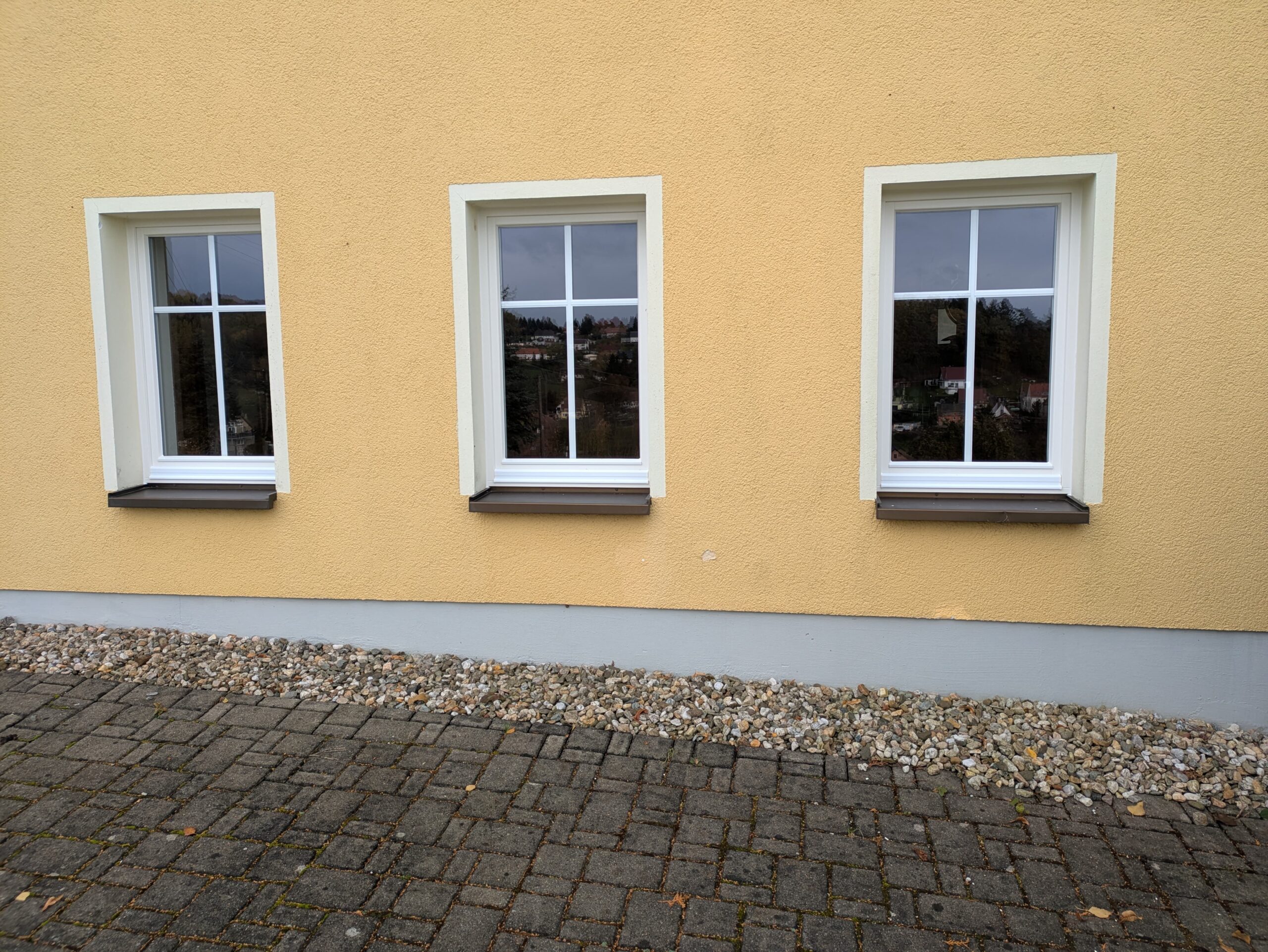 Hochwertige Isolierglasfenster aus Meranti mit durchdachten Details