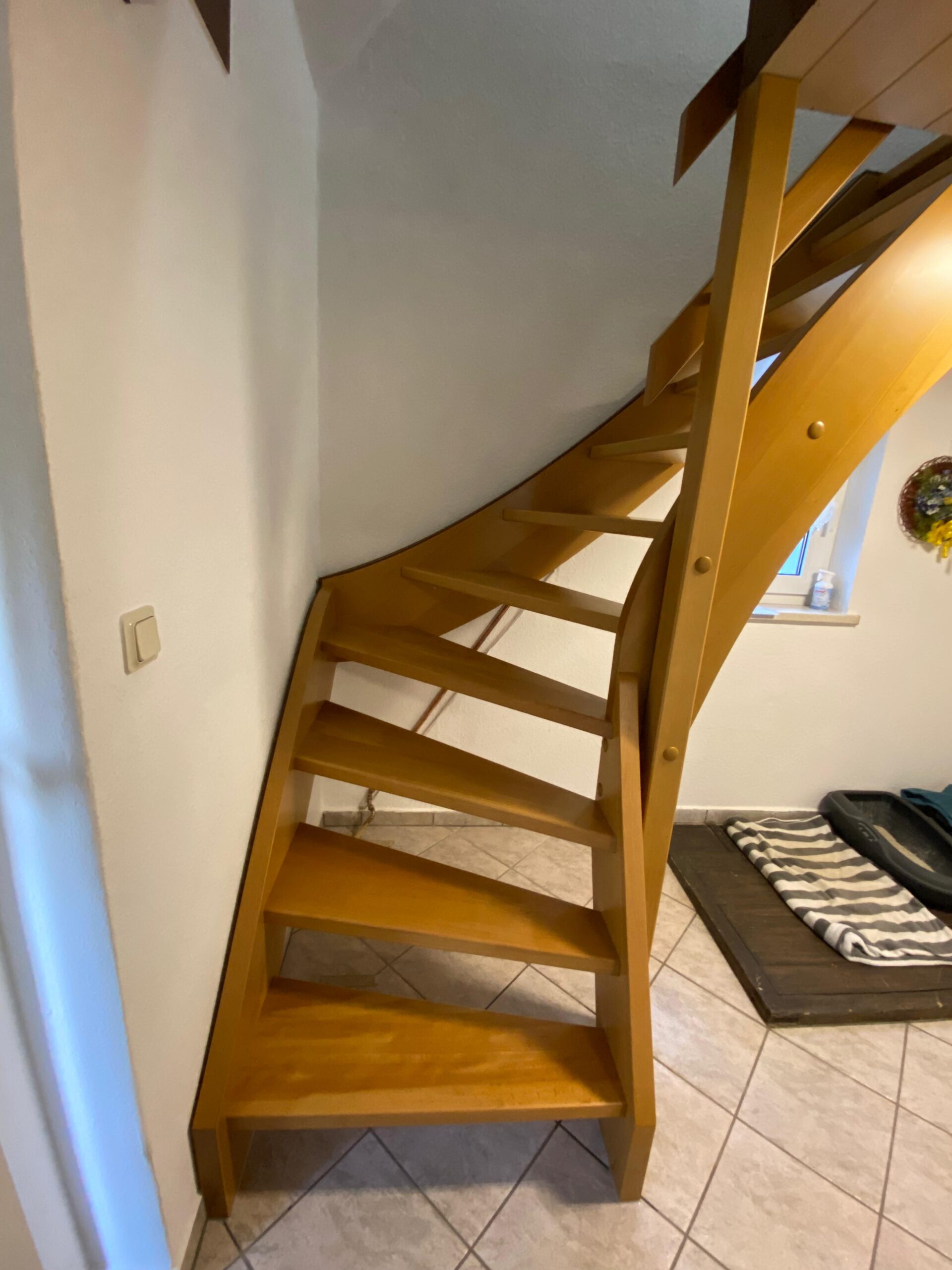 Maßgefertigte Buche-Vollholztreppe in traditioneller Ausführung