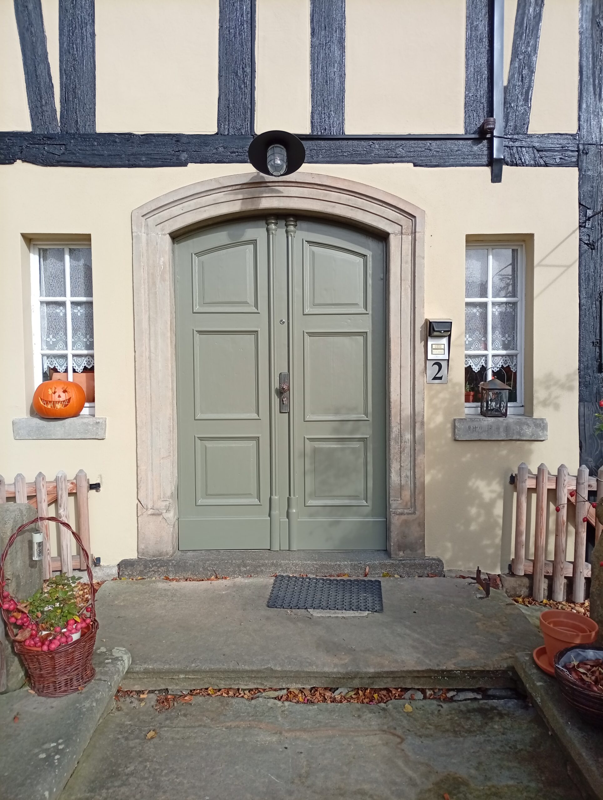 Fachgerechte Aufarbeitung einer Haustür